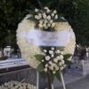 Στεφάνι Τρίποδη Ρόδα με 2 Συνθέσεις Απο Λευκά Τριαντάφυλλα